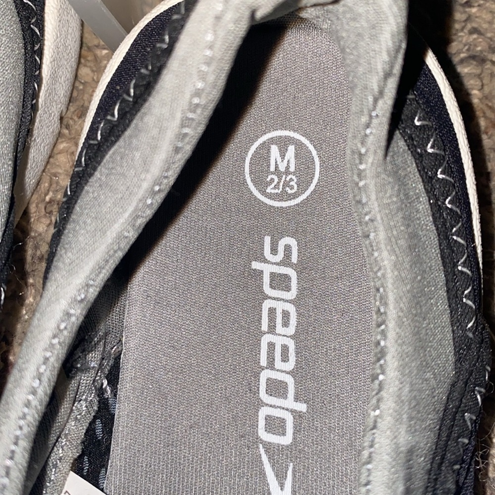 Speedo water shoes brand new never worn size M 2/3 - Picture 3 of 3